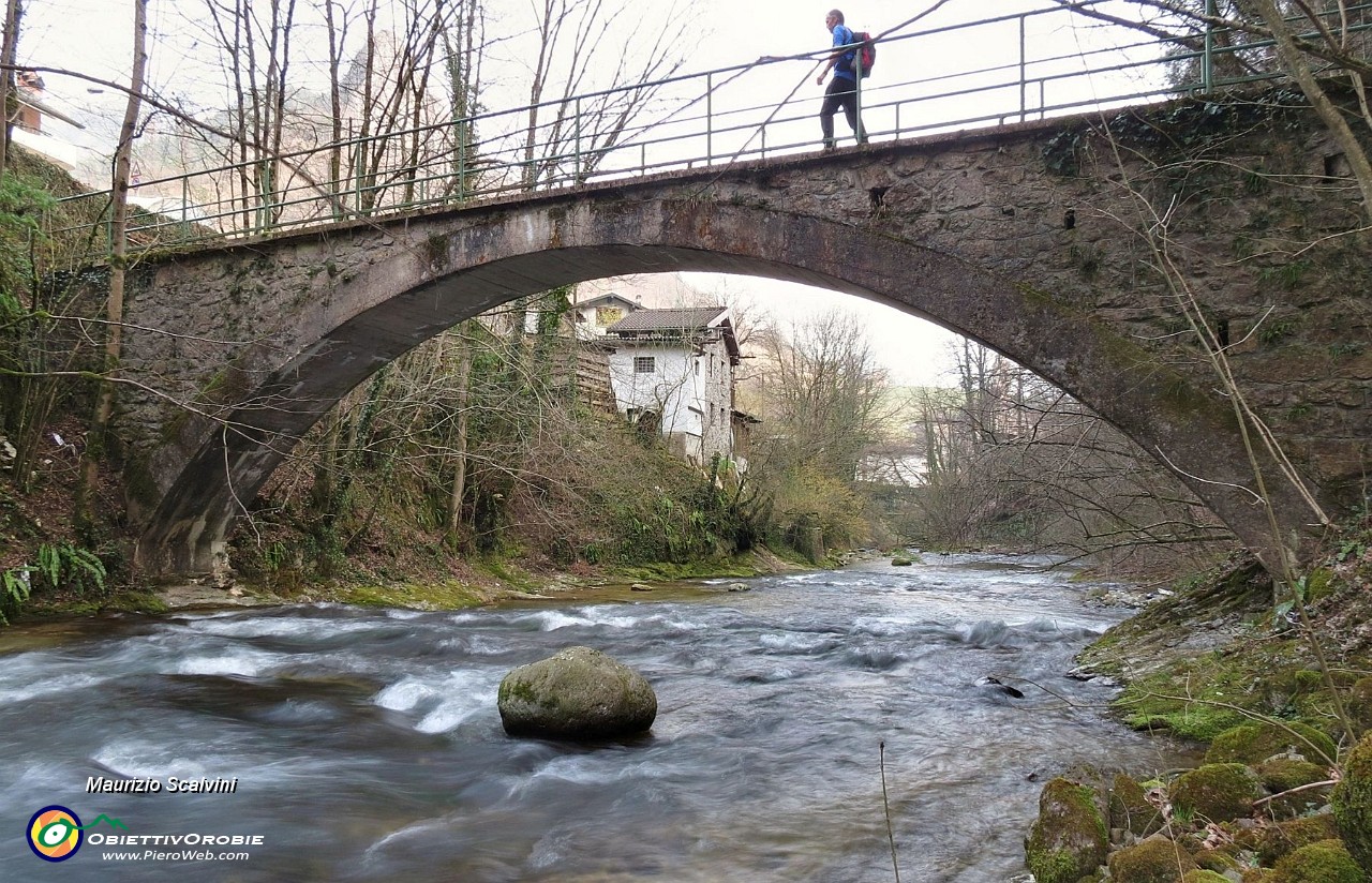 97 Il ponticello della Val Mora, fine del bellissimo viaggetto....JPG